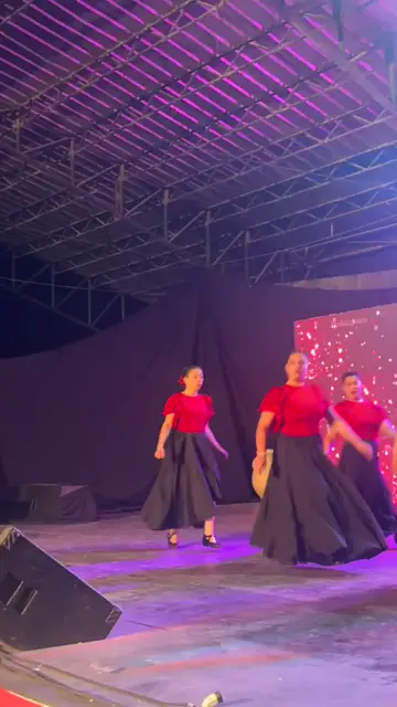 Escenario con luces azules y magenta, pantalla LED y monitores