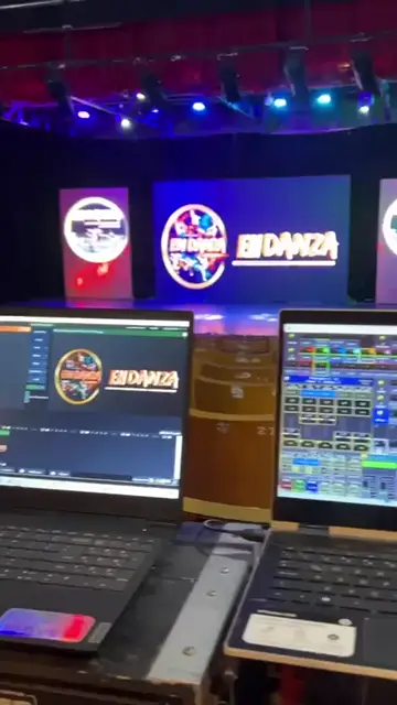 Pantalla LED con la gráfica del evento y consola de control de contenidos