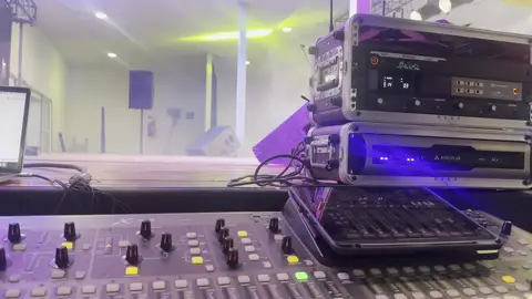 Consola analógica y rack de amplificación listos para el evento