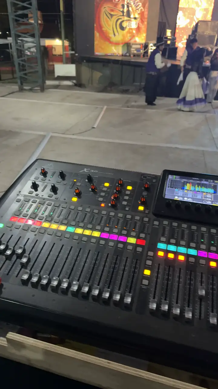 Consola digital X32 en la cabina de control durante la presentación
